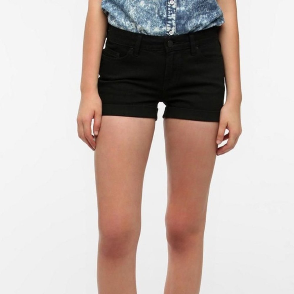 UO BDG BLACK MID RISE ALEXA 5 POCKET SHORTIE SHORT